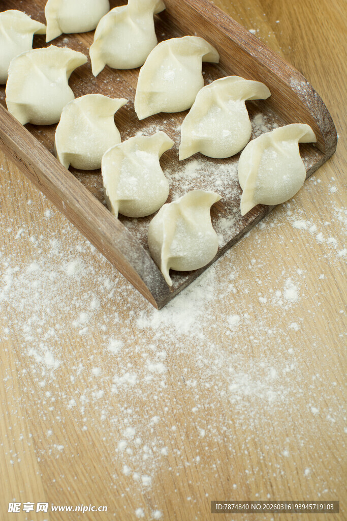 木制托盘上的手工生饺子