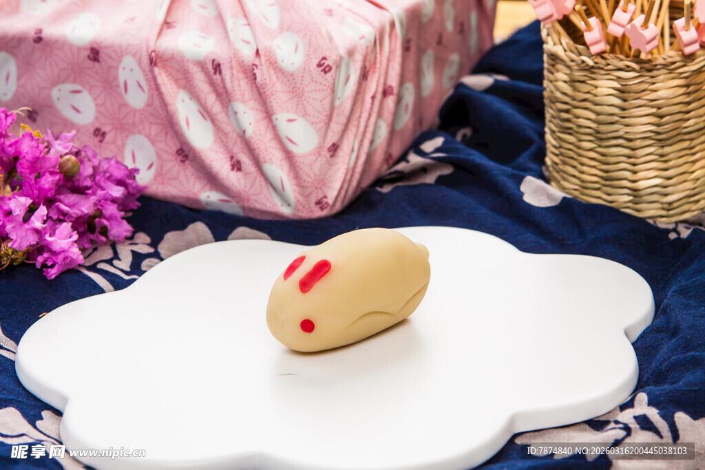 彩绘鸡蛋置于雅致装饰中