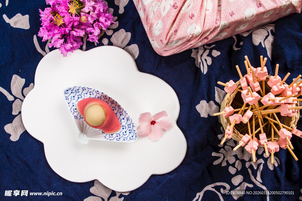 精致糖果配花卉与织物