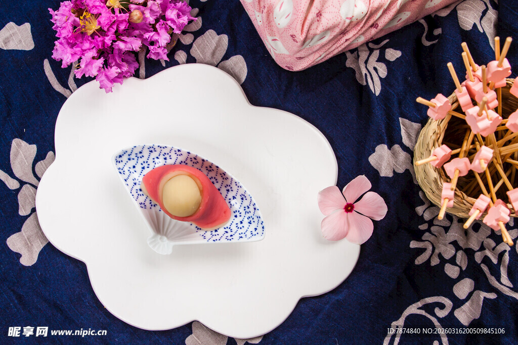 精致甜点配花卉装饰