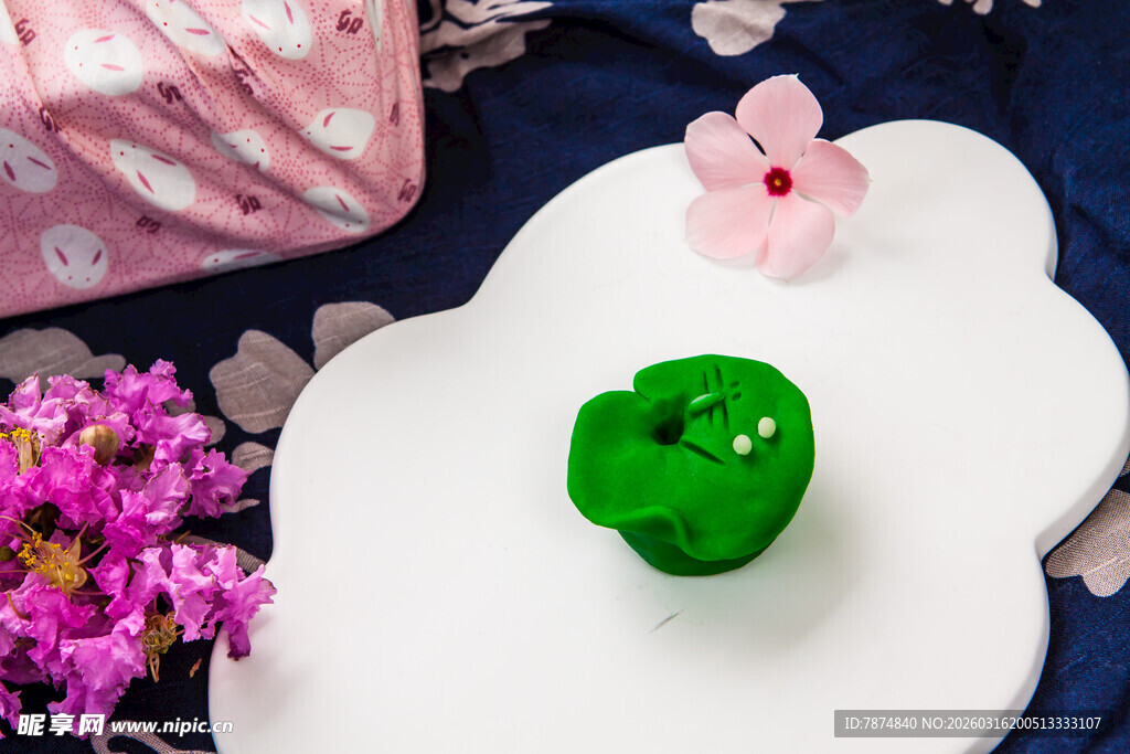 绿色饰品搭配多彩小物