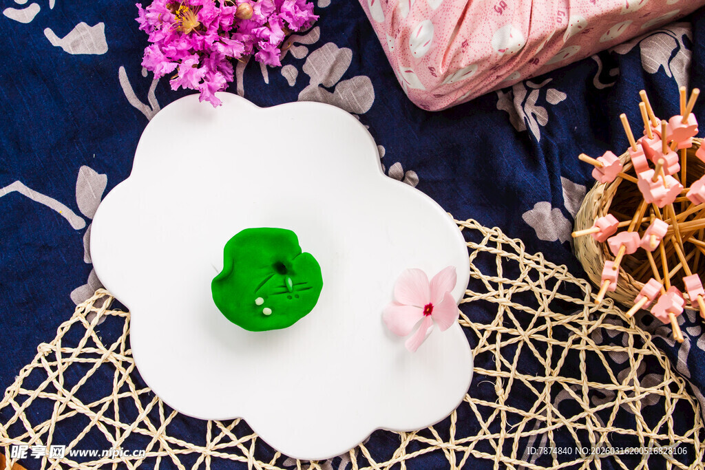 中式风绿植摆设于编织物上