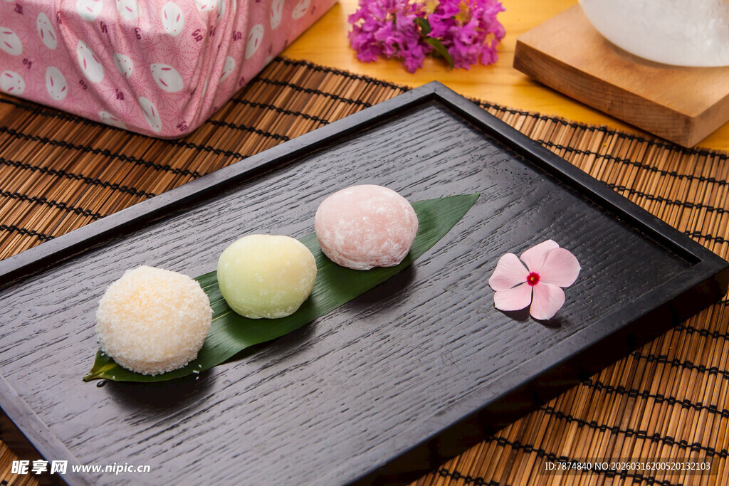 精致和菓子摆放在托盘上