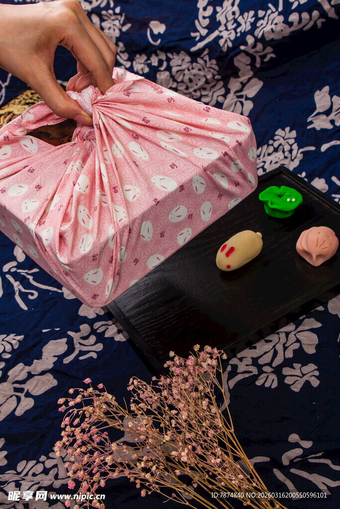 手作粉色折纸礼盒展示