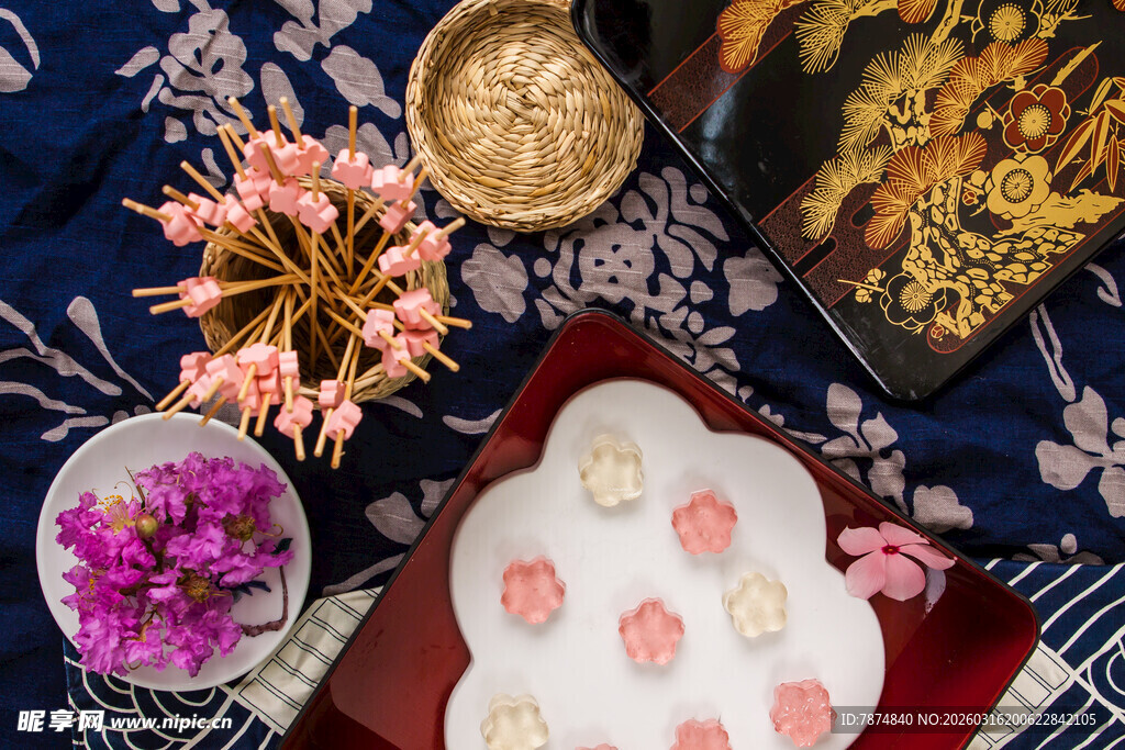 中式糕点与花卉精致摆盘