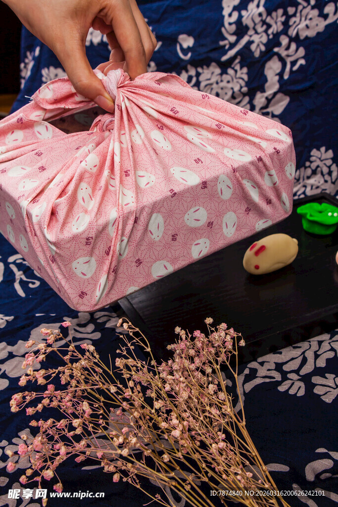 手工包装礼物的温馨瞬间