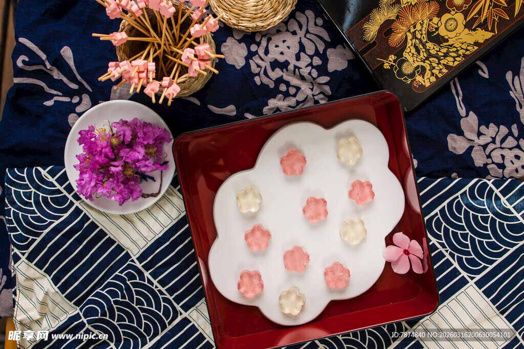 中式糕点摆放在多彩布上