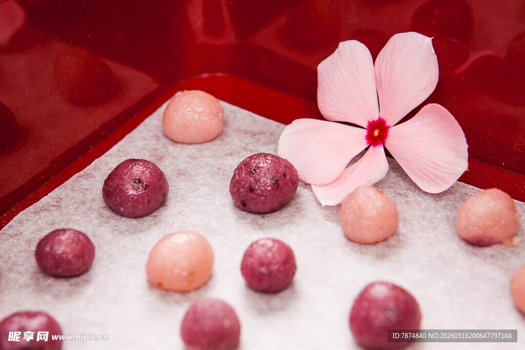 粉色花朵旁的多彩糖果