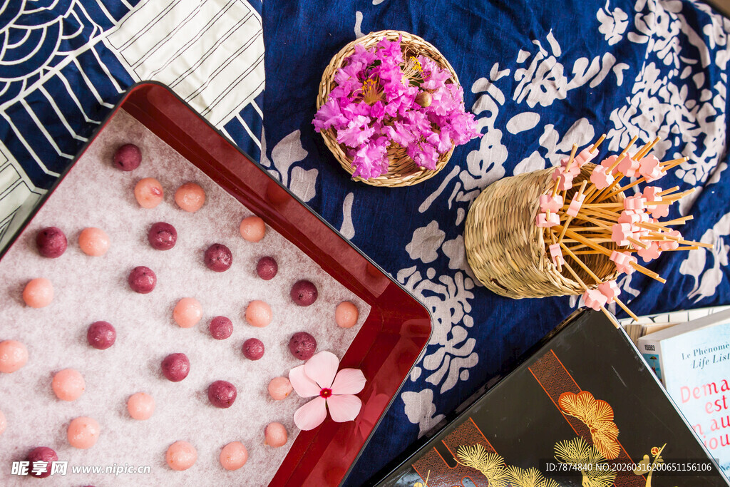 多彩甜点与花卉装饰组合