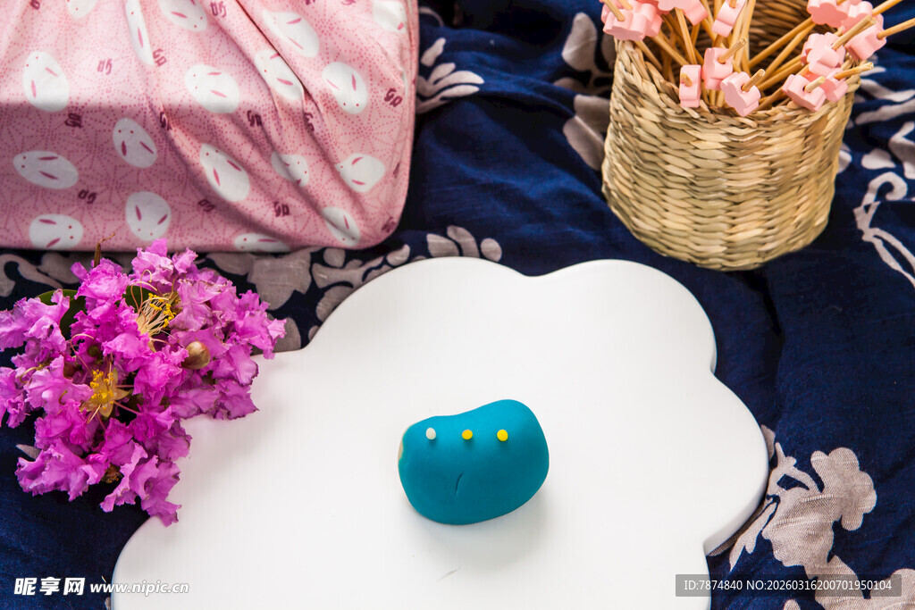 蓝色物件与花卉礼品摆放