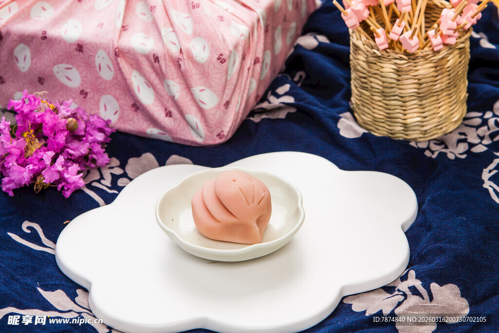 精致糕点与浪漫花束组合