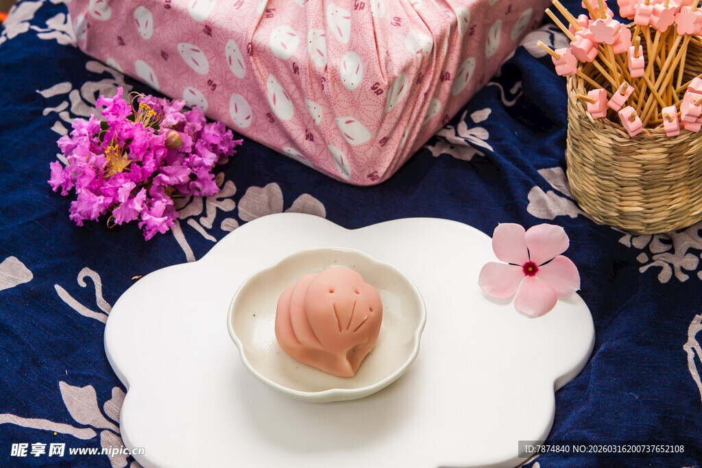 精致点心与花卉装饰礼盒