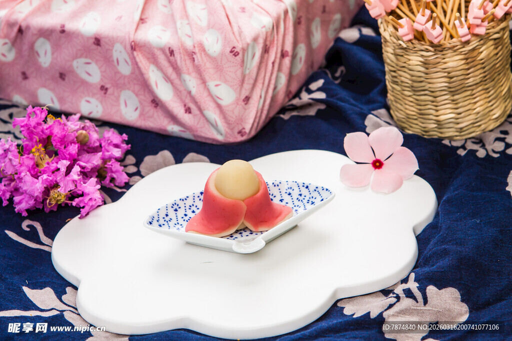 日式甜点摆放在精致盘上