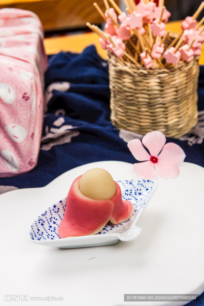 日式和风甜点与樱花装饰