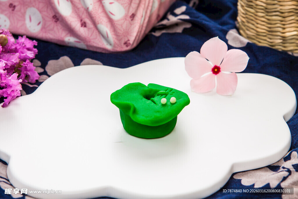 绿色心形糕点与花朵摆件