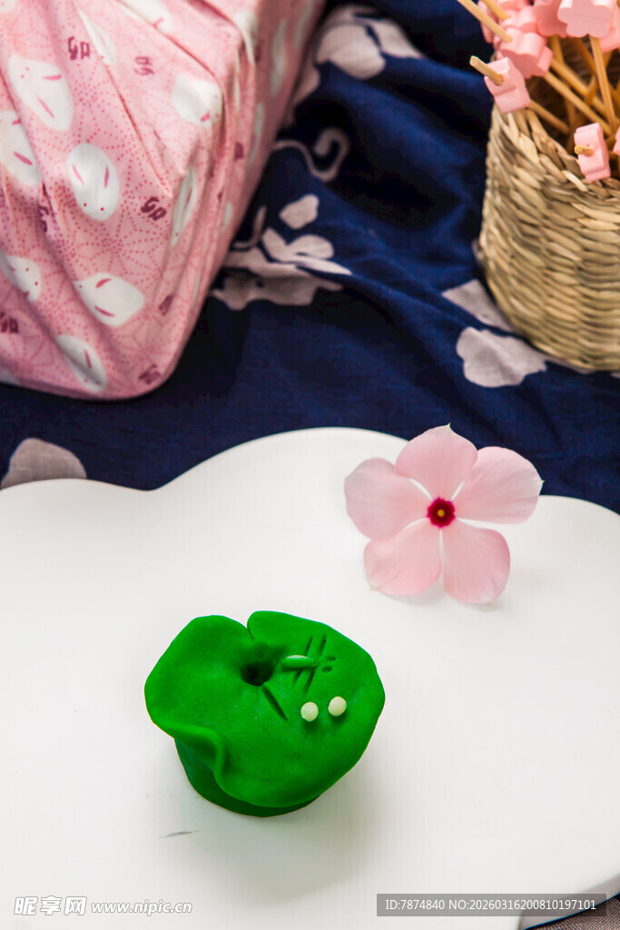 绿色糕点与粉色花朵静物