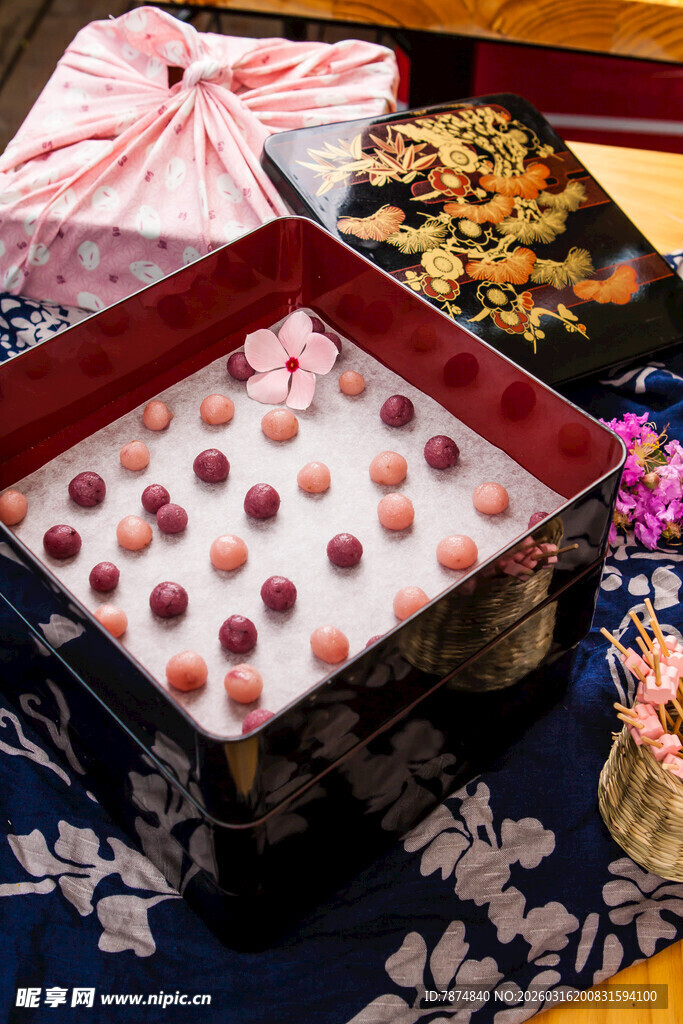 日式甜点礼盒中的多彩团子
