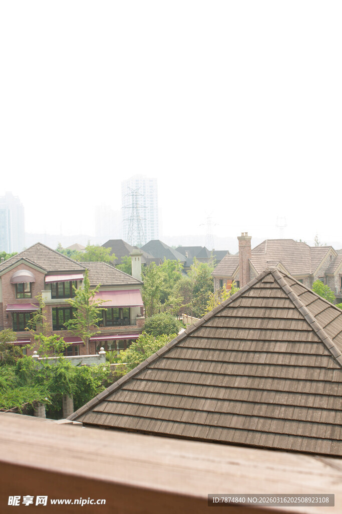 俯瞰屋顶与周围建筑景观