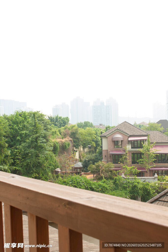 阳台外的绿意与建筑景观