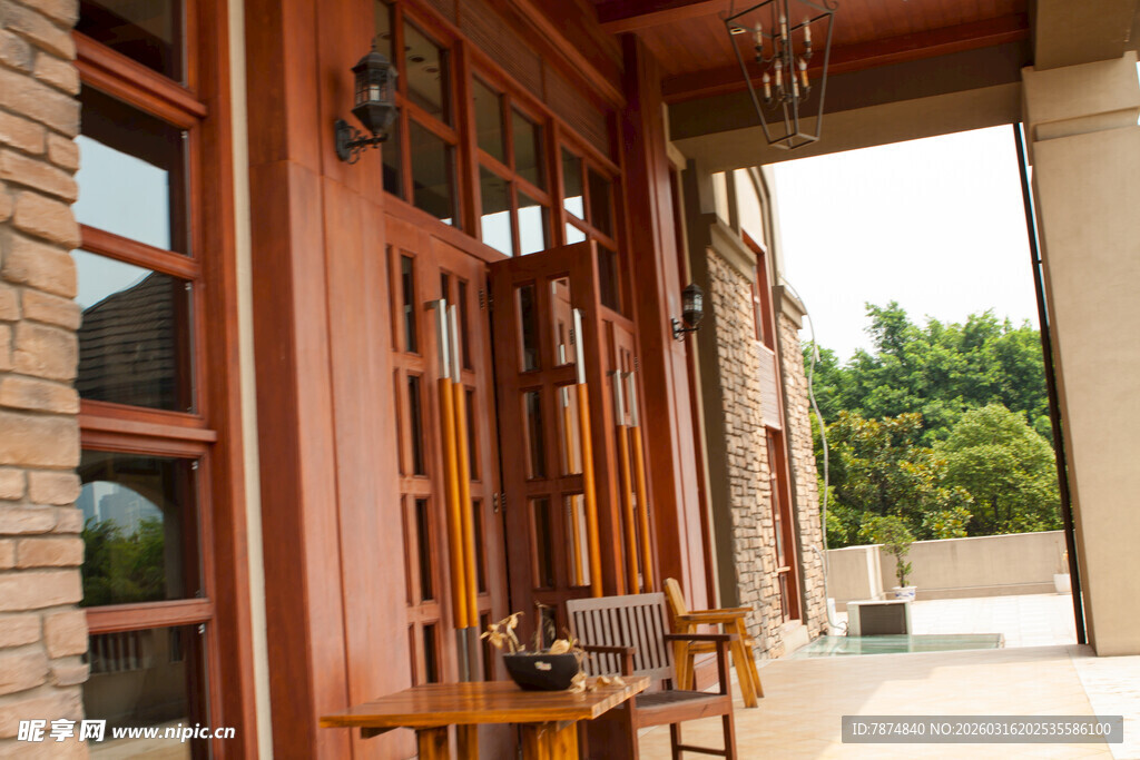 古朴木质门廊户外休闲处