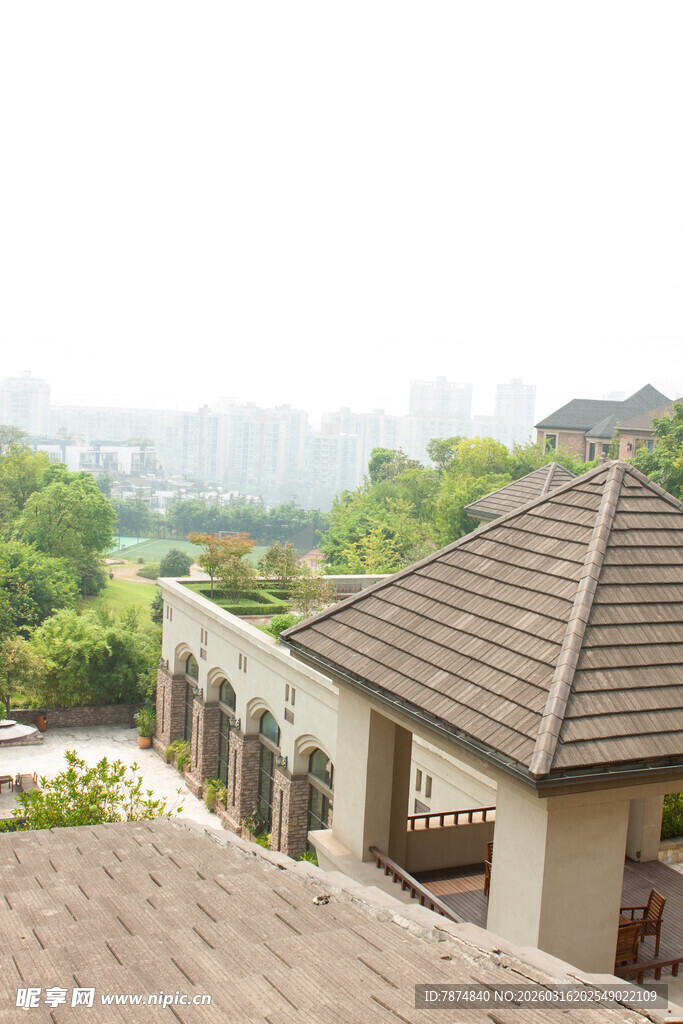 屋顶视角下的庭院景致