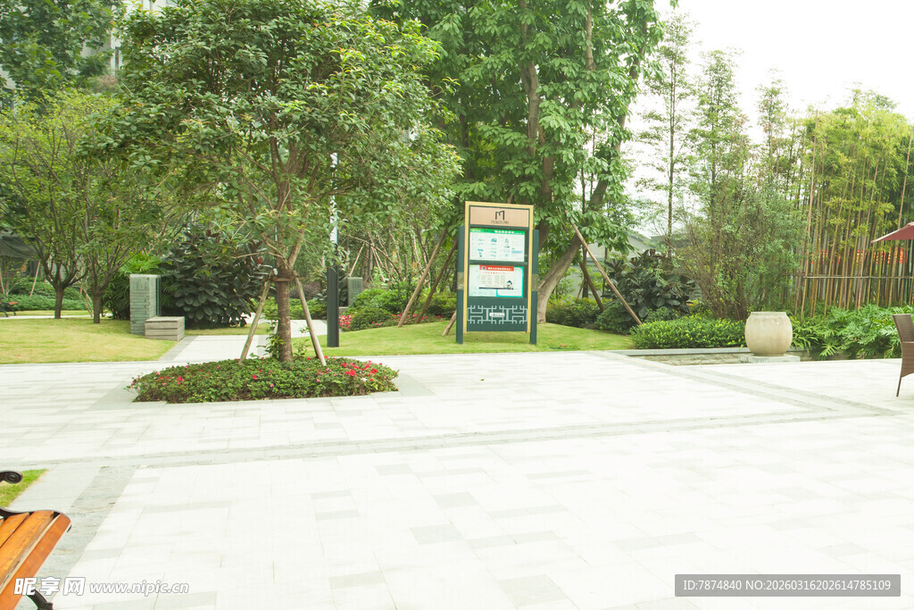 公园休闲广场绿意景致