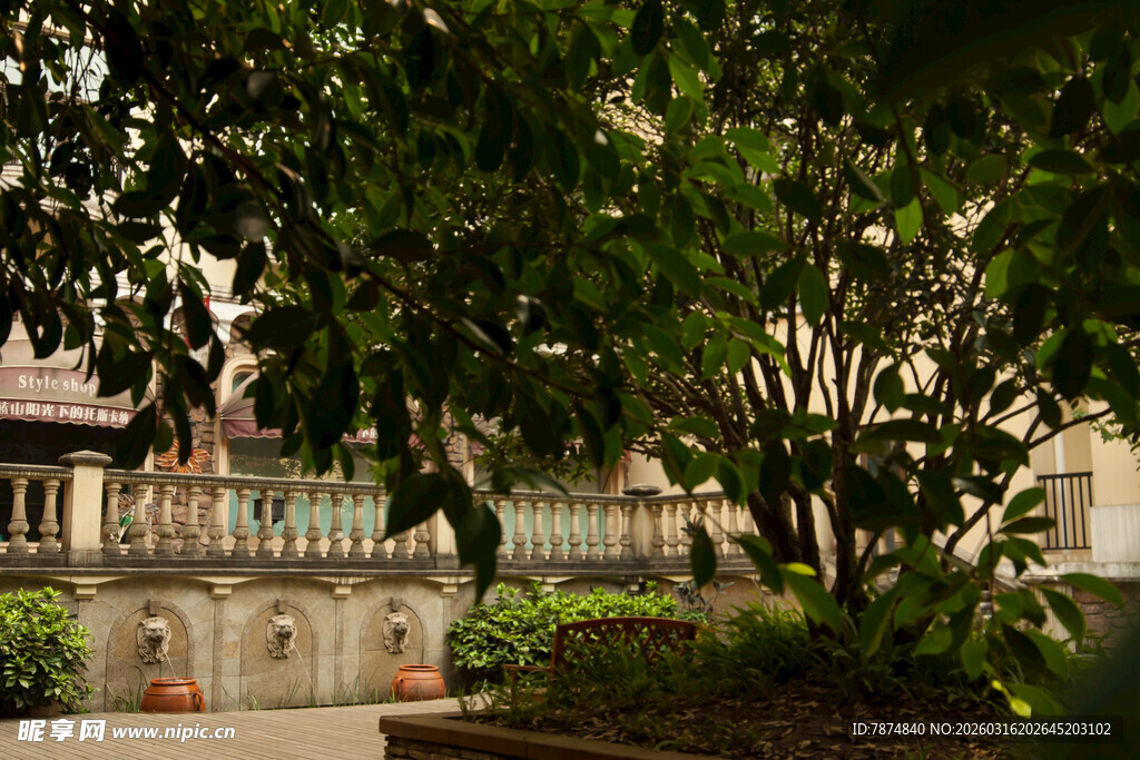 园林景致中的古朴建筑