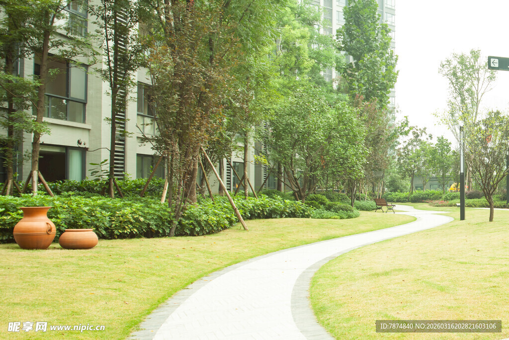 小区内的幽静景观步道