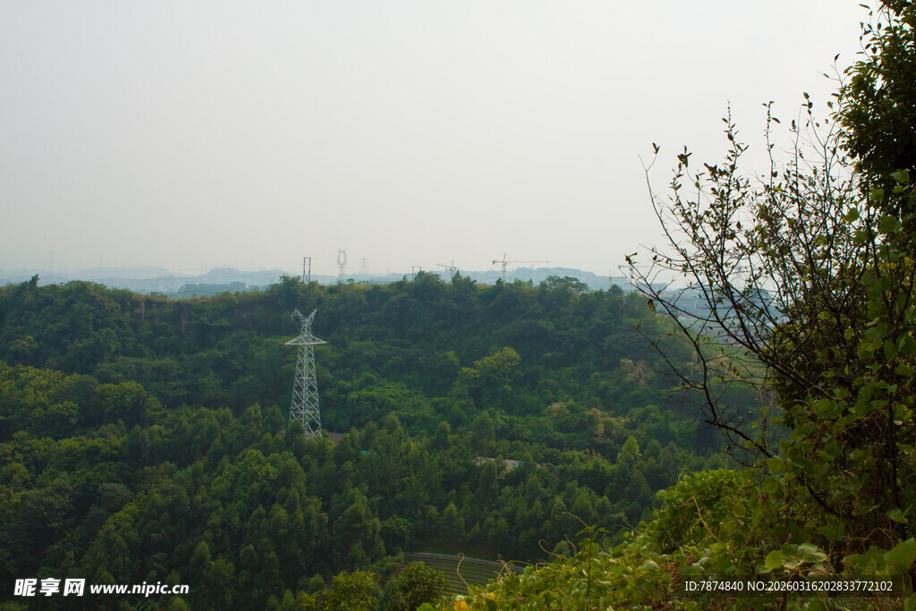 山林间的电线塔景观