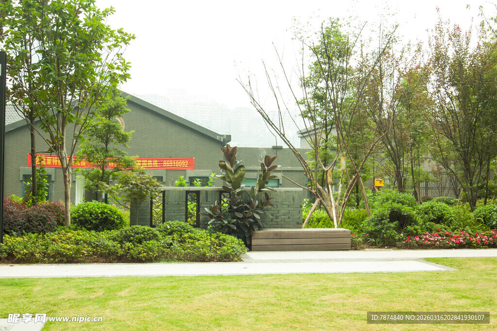 园林景观中的雕塑与绿植