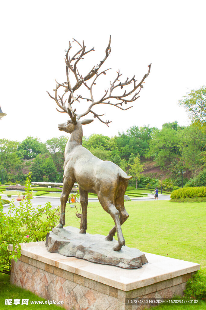 公园中的鹿形青铜雕塑