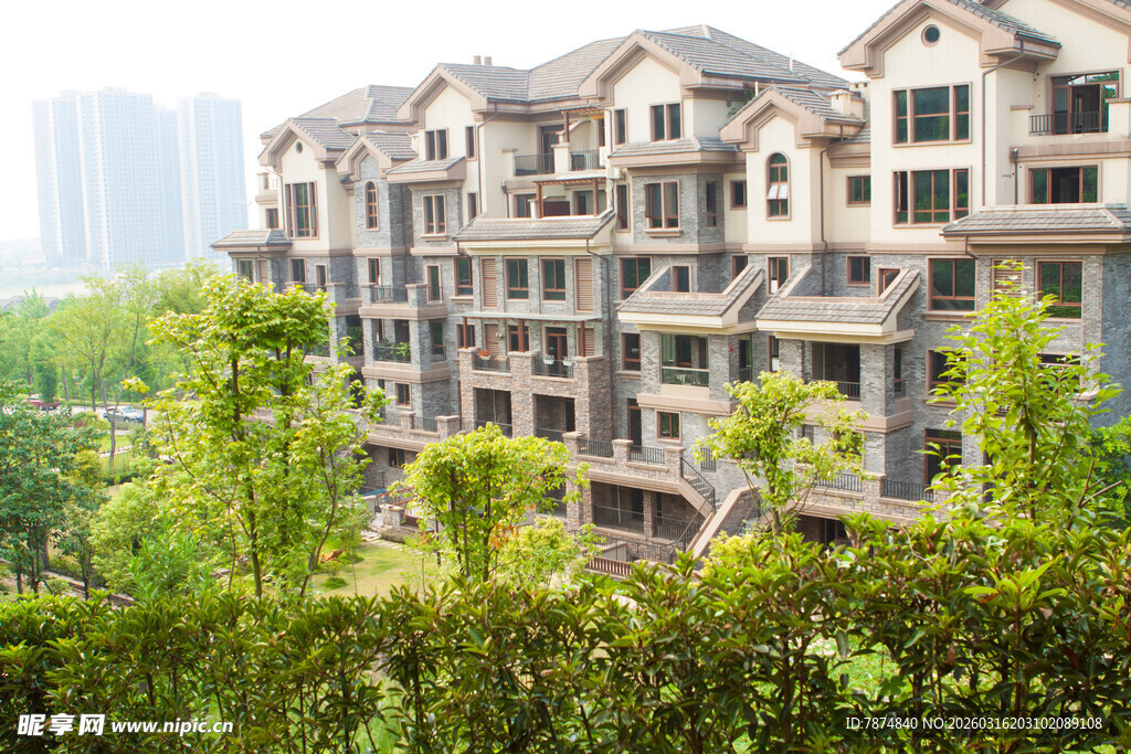 多层住宅隐于绿意之中
