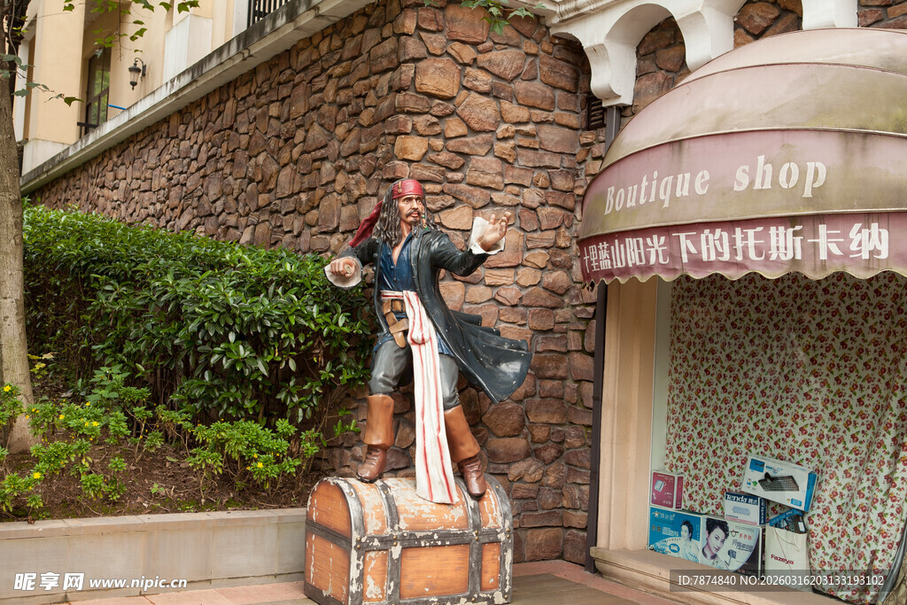 街头艺人雕像与复古场景