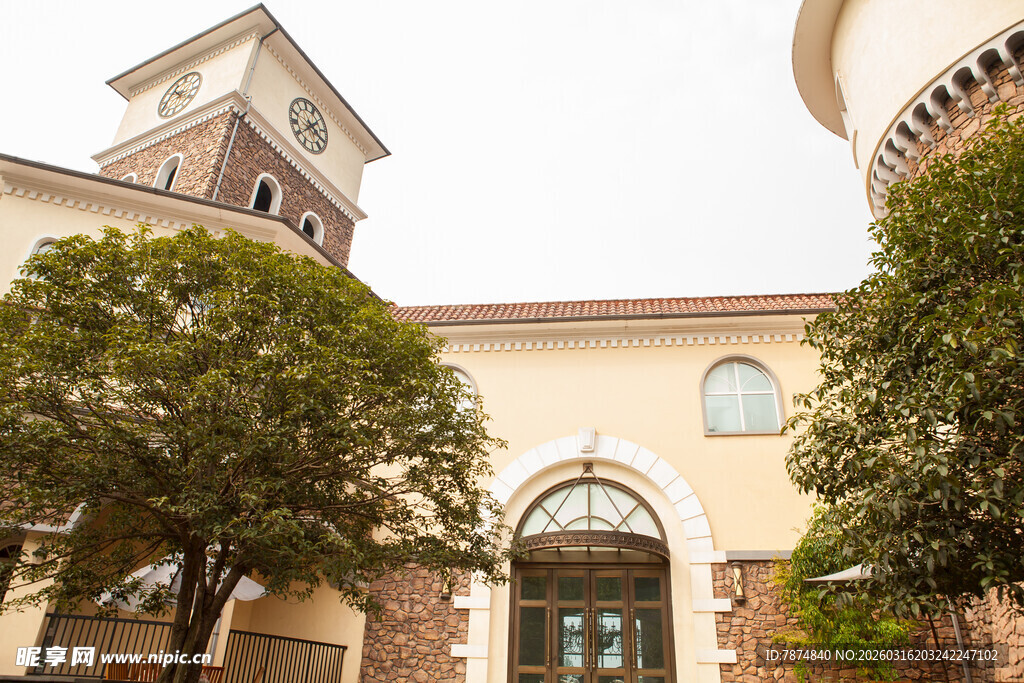 欧式风格建筑 绿树环绕