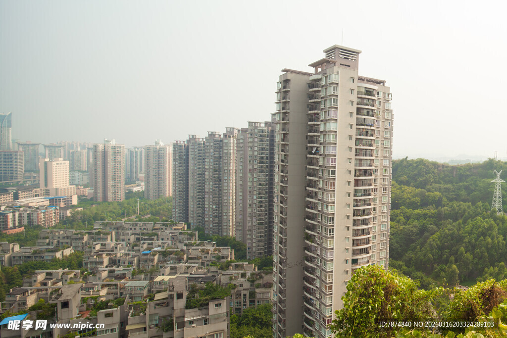 城市高楼与低矮建筑景观