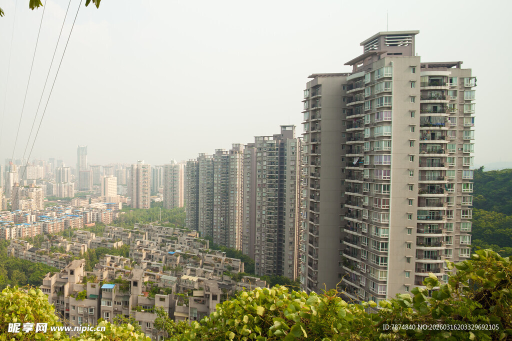 城市高楼与低矮建筑景观