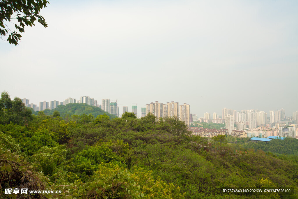 山林间远眺城市景观