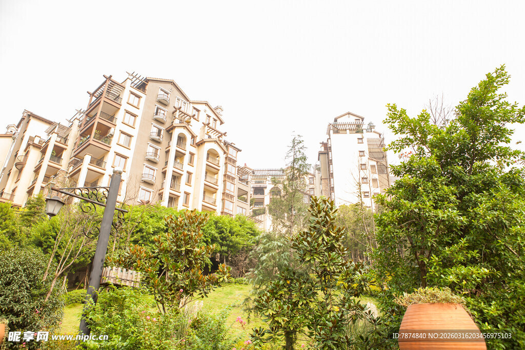 小区景观中的高层住宅楼