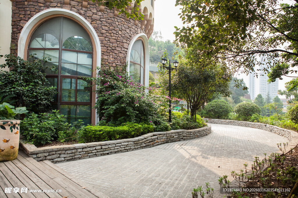 庭院中蜿蜒的砖石小径