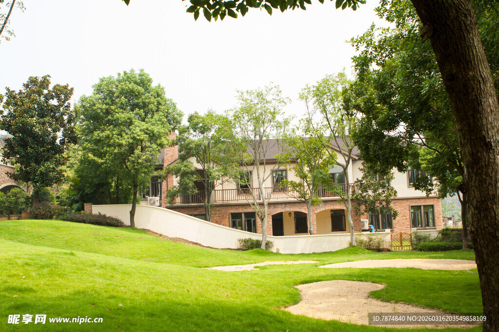 优雅庭院中的精致建筑