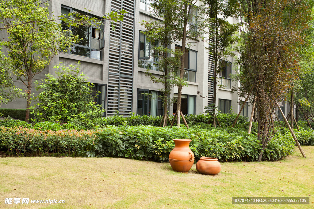 草坪陶瓮旁的绿植建筑景观