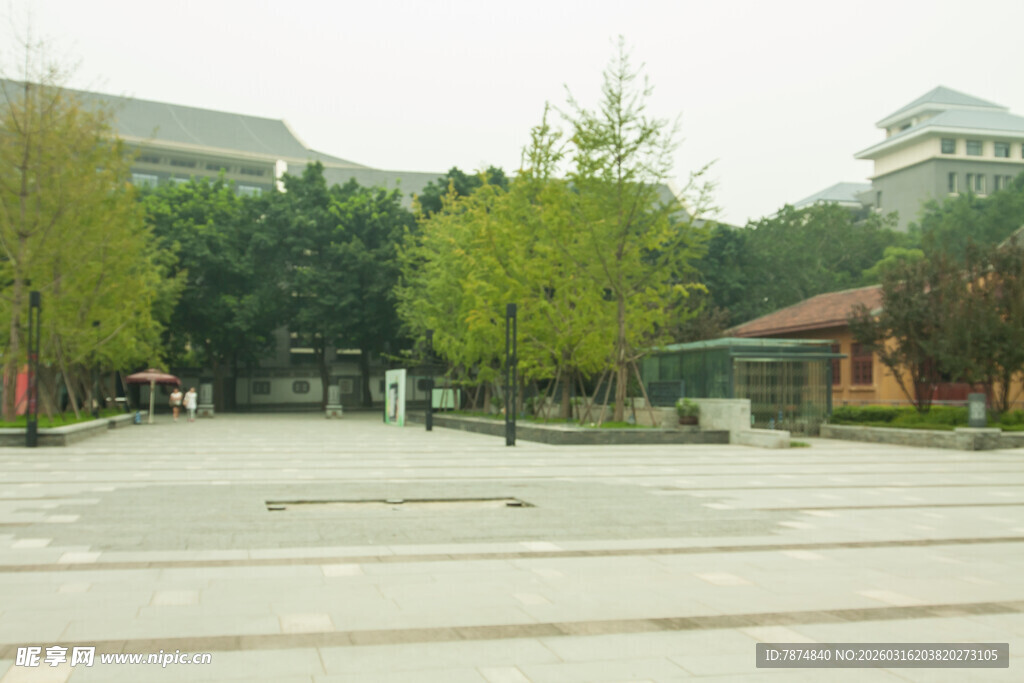 中式广场绿树环绕景致
