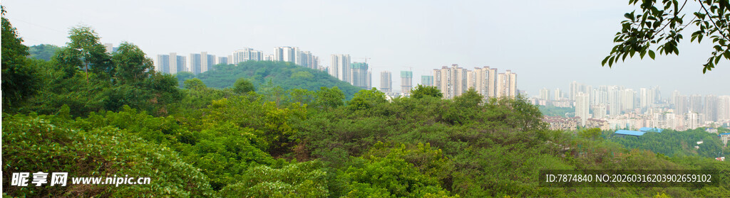 翠绿山峦风景如画