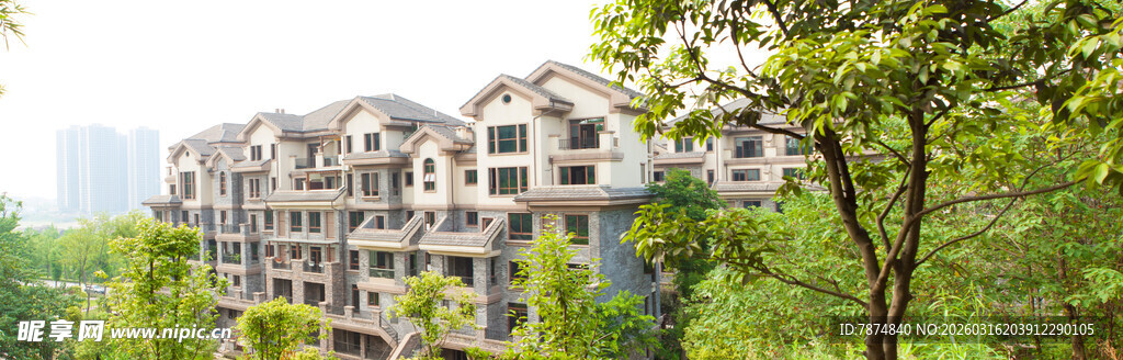 绿树环绕的多层住宅建筑