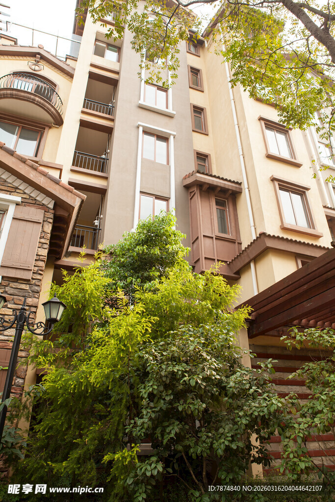 欧式风格住宅周边绿植景观