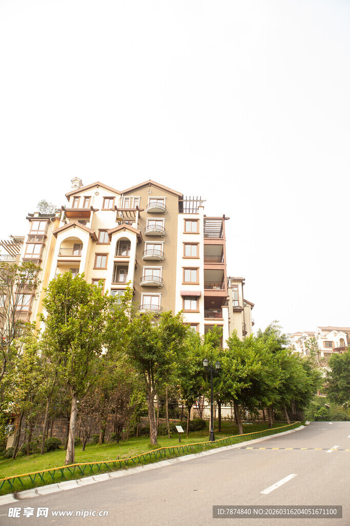 路边的多层居民住宅楼