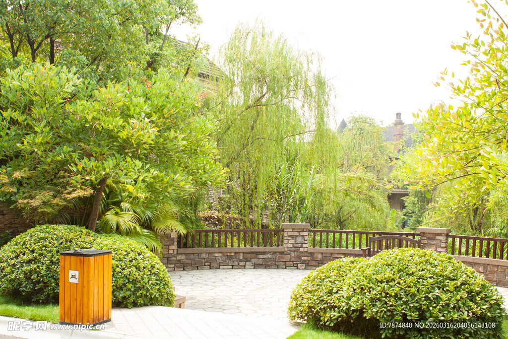 公园中的橙色垃圾桶与绿植