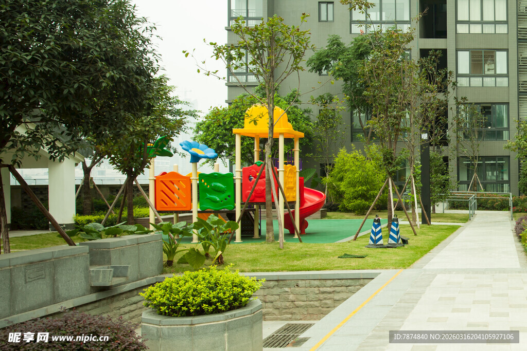 小区内的多彩儿童游乐区