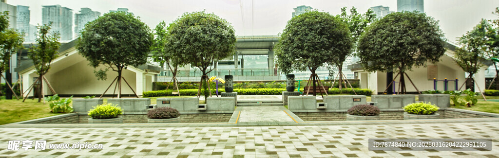 城市中的开阔绿化广场