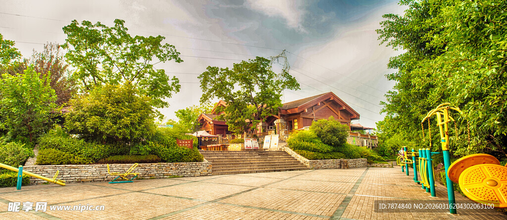 户外儿童游乐区绿意盎然